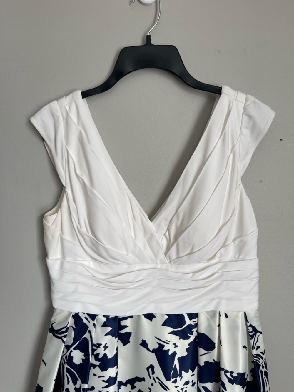 AIDAN MATTOX | White Bodice Navy Floral A-Line Maxi Dress Sz 10 - Picture 3 of 9